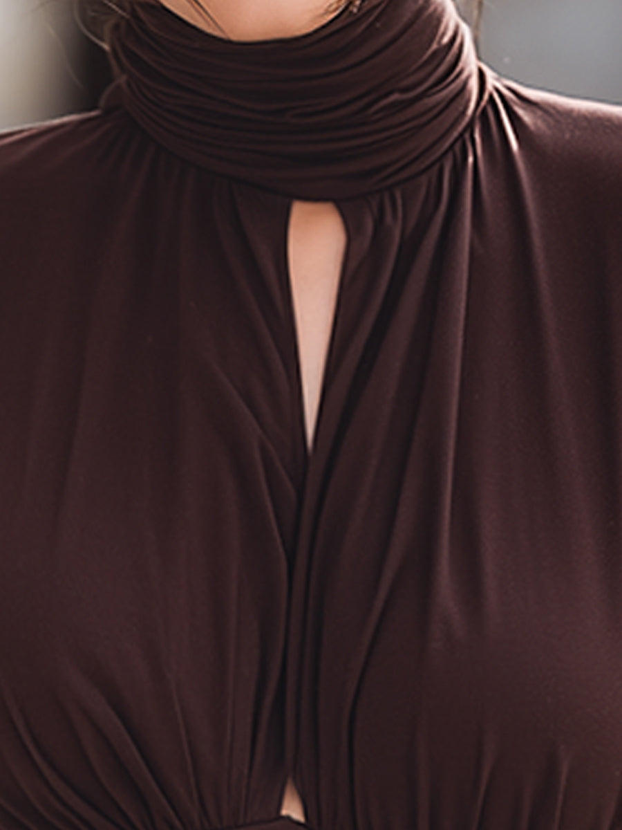 Čokoladno rjava nagubana obleka s visokim ovratnikom