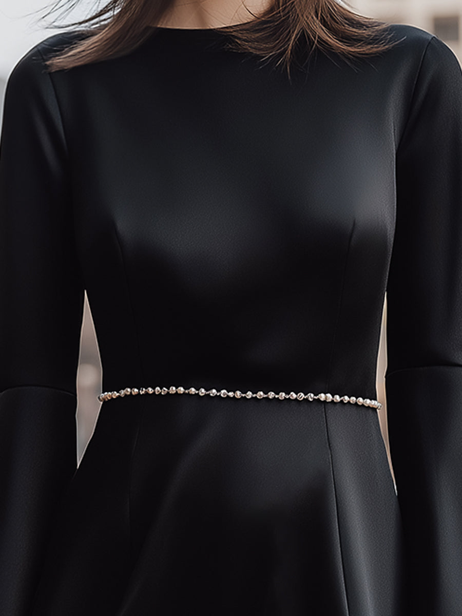 Črna satenasta mini obleka s širokimi rokavi in bisernim pasom