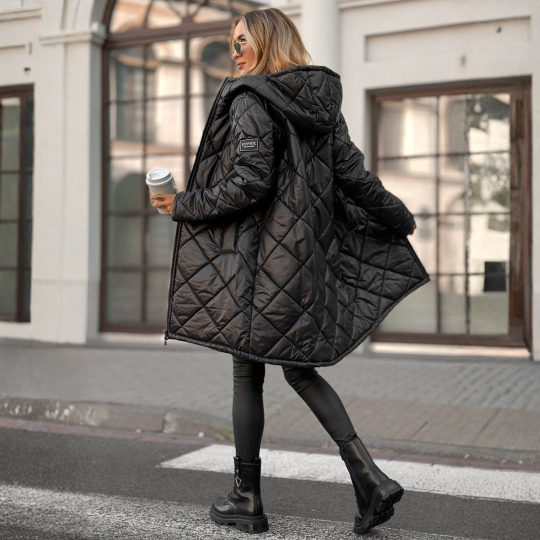 Sara | podložena plašč s kapuco za zimsko eleganco