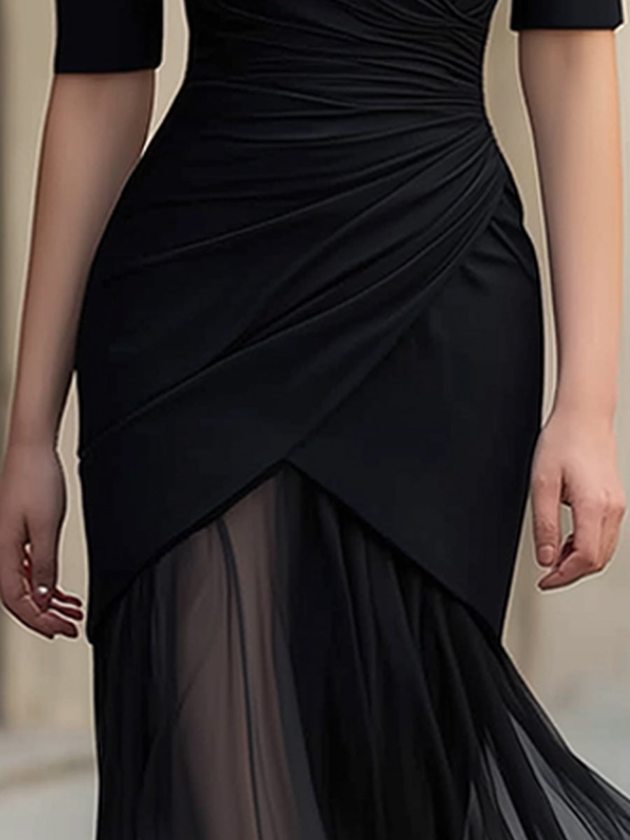 Črna nagubana obleka s srčastim izrezom in prozornimi paneli