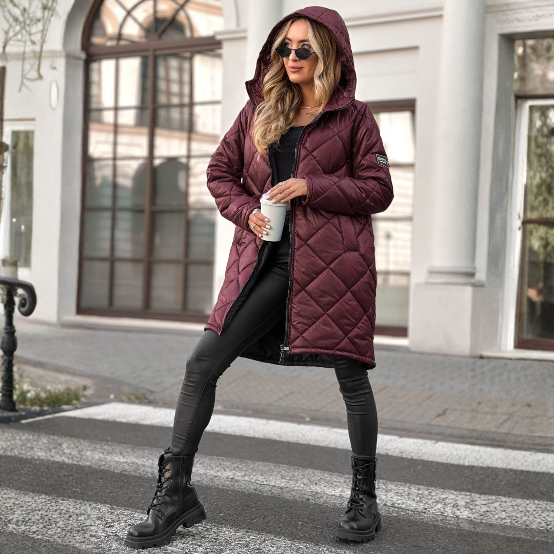 Sara | podložena plašč s kapuco za zimsko eleganco