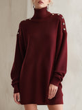 Pulover obleka s turtleneck izrezom in gumbi na ramenih