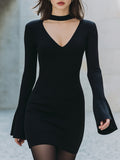 Črna rebrasta choker V-izrez mini obleka z zvončastimi rokavi
