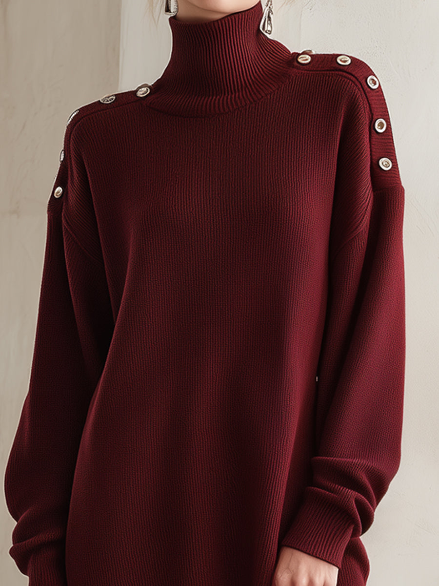 Pulover obleka s turtleneck izrezom in gumbi na ramenih