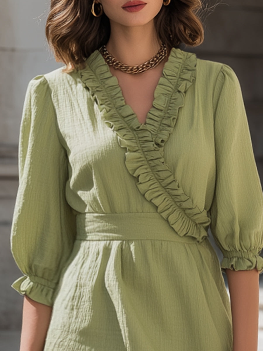 Ruffled V-Neck Pas Ustvarjen Mini Obleka v Mehki Olivno Zeleni
