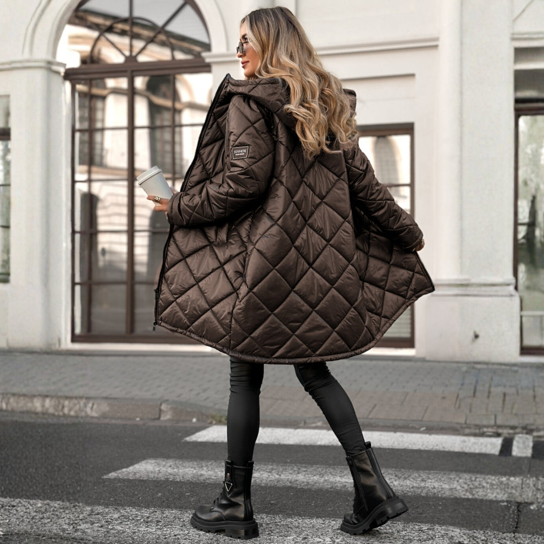 Sara | podložena plašč s kapuco za zimsko eleganco