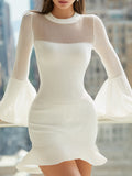 Bela mini obleka z dolgimi zvončastimi rokavi in prosojnimi paneli