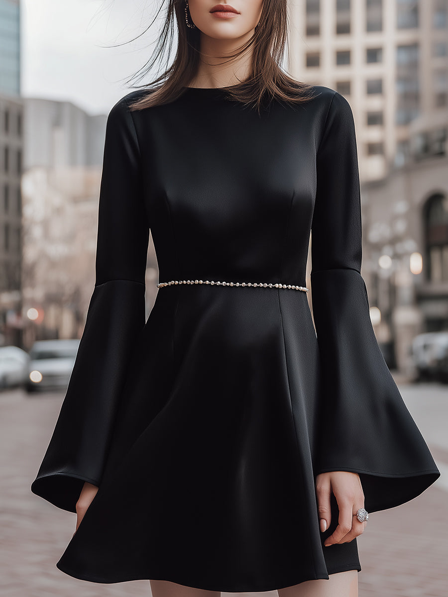 Črna satenasta mini obleka s širokimi rokavi in bisernim pasom