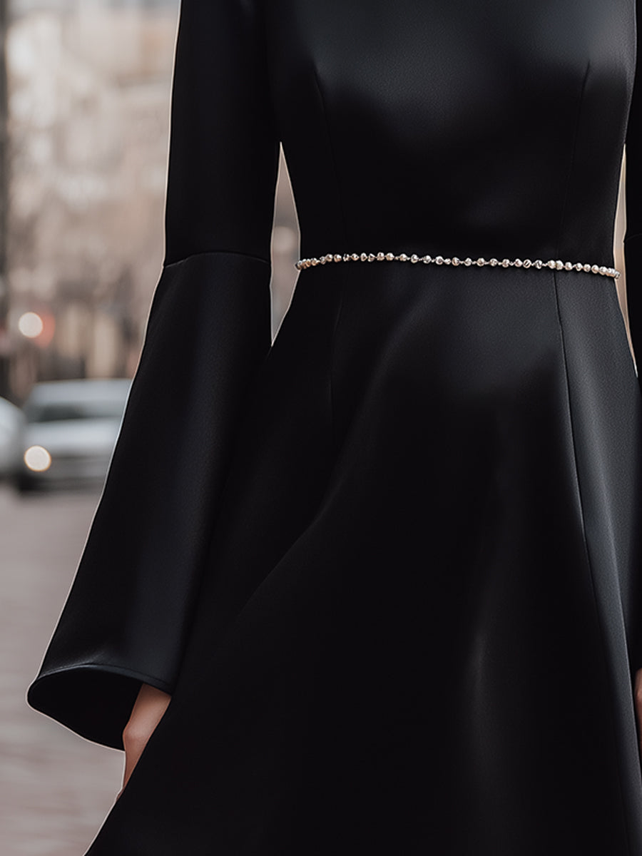 Črna satenasta mini obleka s širokimi rokavi in bisernim pasom